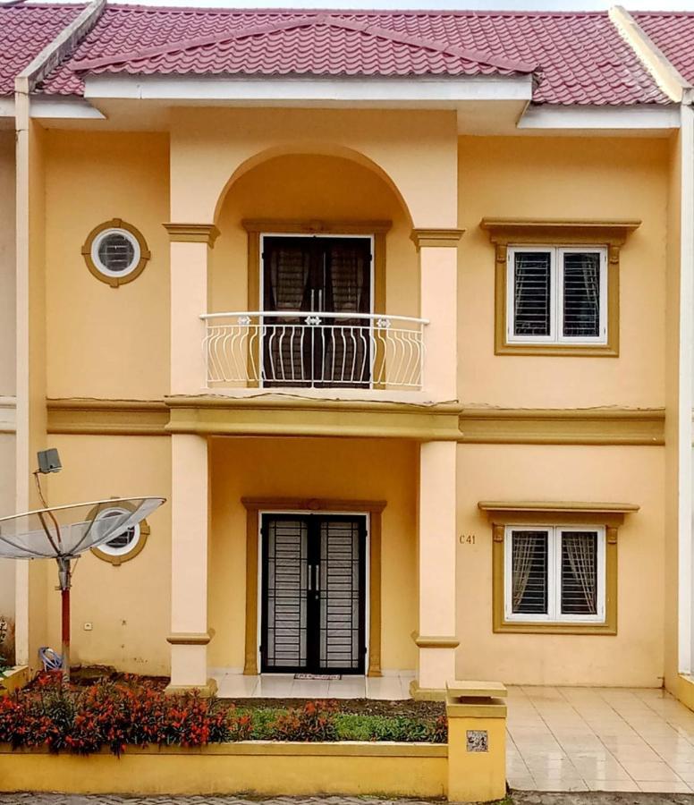 Villa Brastagi Resort Jalan Mimpin Tua Blok C No. 41 Berastagi Exterior photo